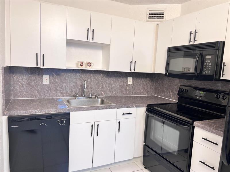 Image 13 of 32 For 740 Burgundy  740