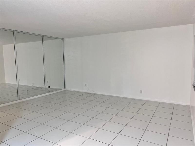 Image 17 of 32 For 740 Burgundy  740