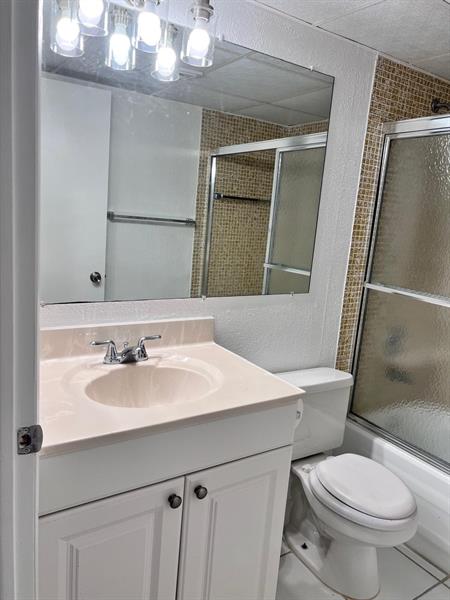 Image 18 of 32 For 740 Burgundy  740