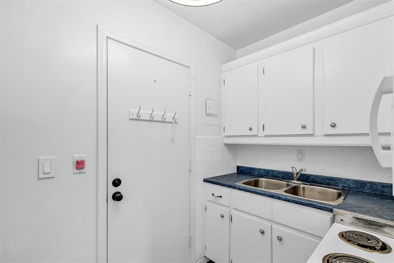 Image 16 of 41 For 6263 19th Ave  1030