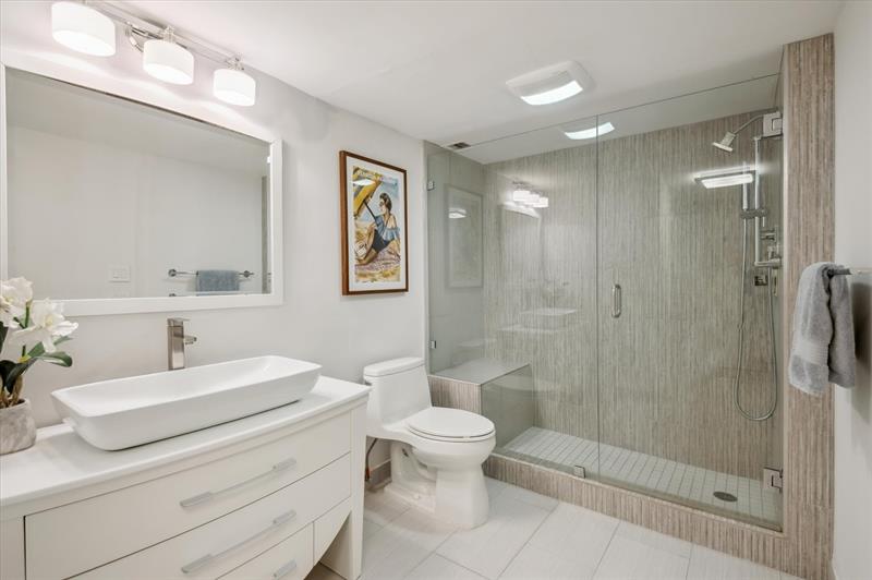 Image 11 of 15 For 3000 Holiday Dr 506