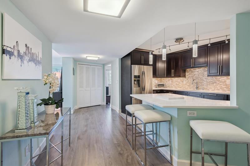 Image 2 of 15 For 3000 Holiday Dr 506