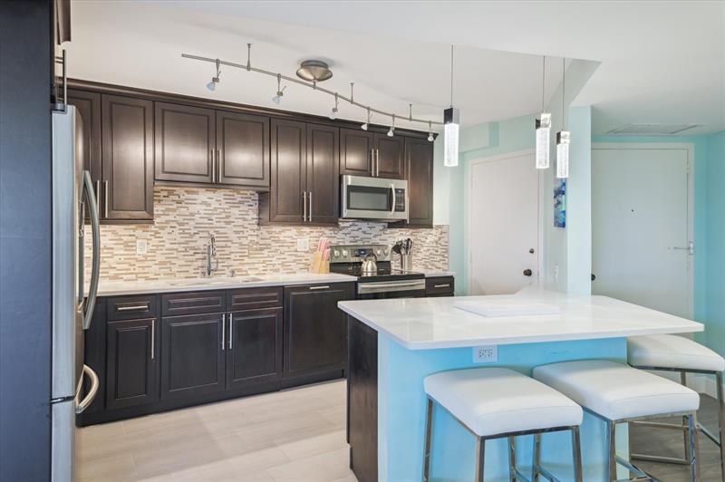 Image 3 of 15 For 3000 Holiday Dr 506