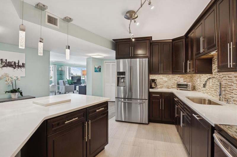 Image 4 of 15 For 3000 Holiday Dr 506