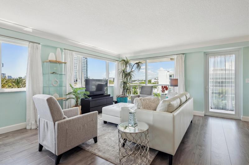 Image 6 of 15 For 3000 Holiday Dr 506