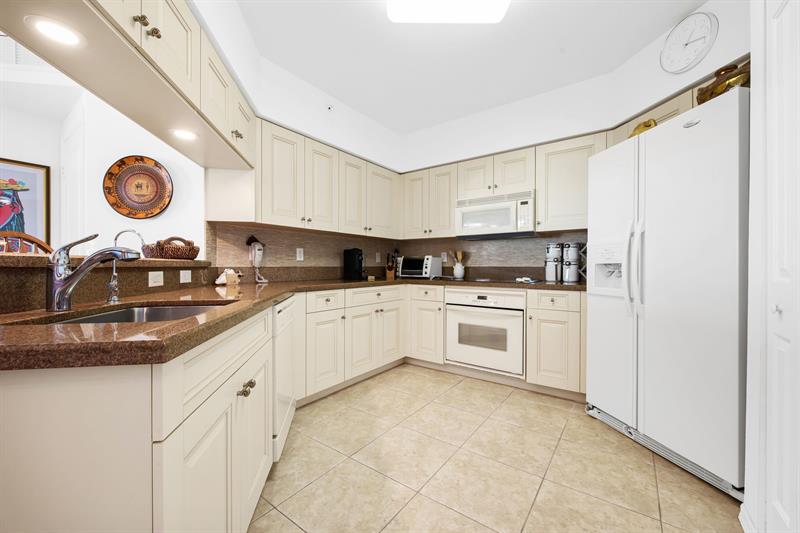 Image 10 of 50 For 347 New River Dr E  1603