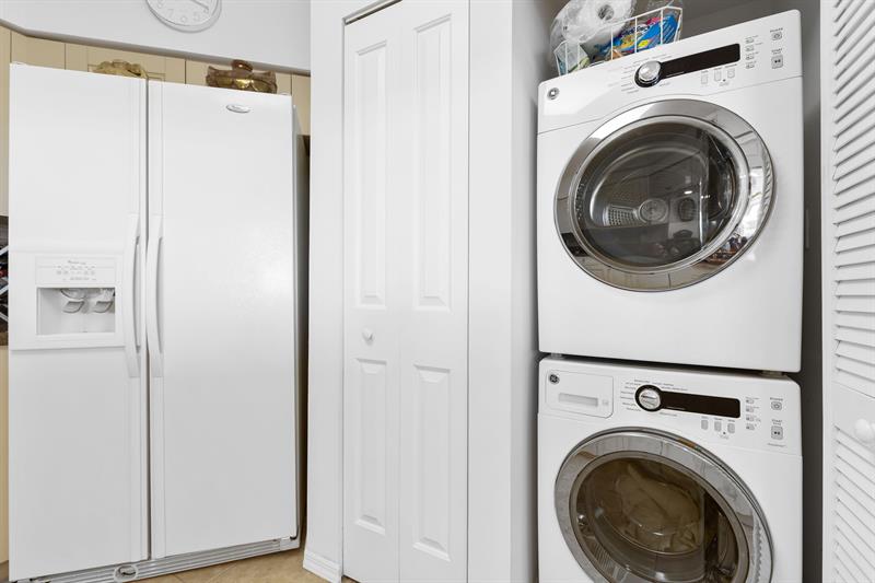 Image 11 of 50 For 347 New River Dr E  1603