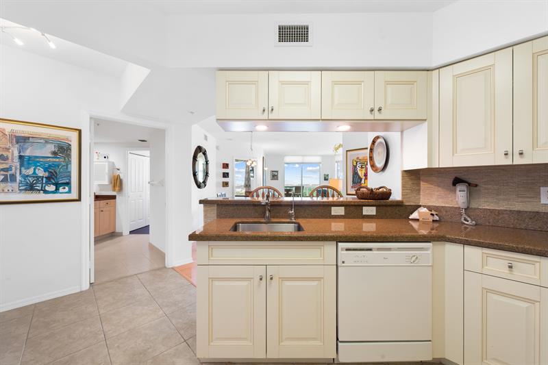 Image 12 of 50 For 347 New River Dr E  1603