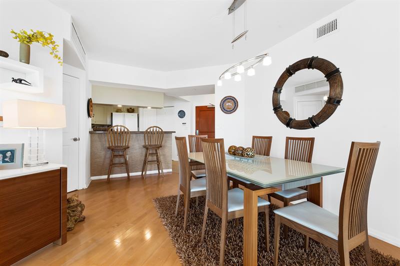 Image 14 of 50 For 347 New River Dr E  1603