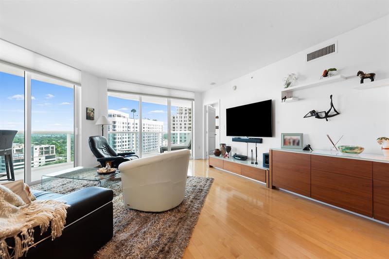 Image 15 of 50 For 347 New River Dr E  1603