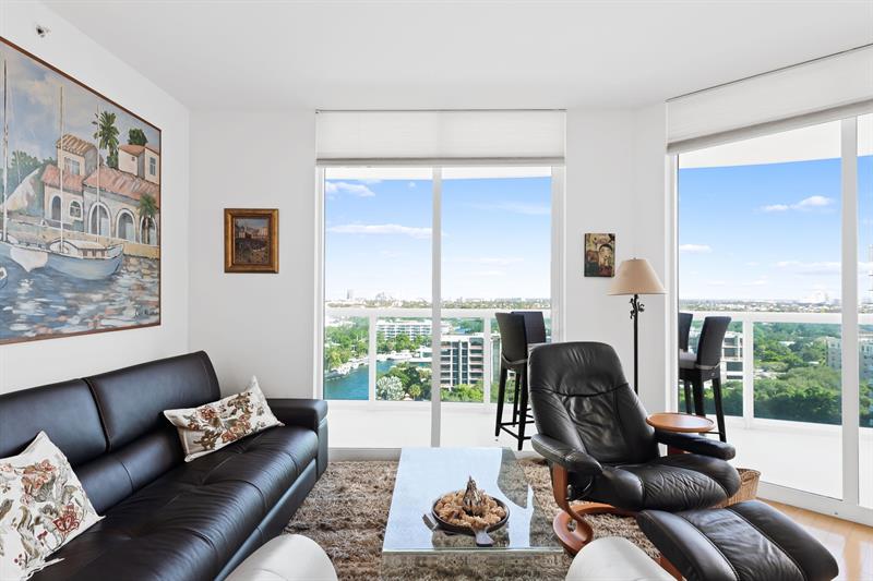 Image 18 of 50 For 347 New River Dr E  1603