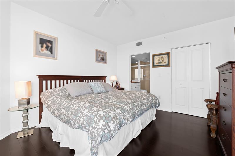 Image 20 of 50 For 347 New River Dr E  1603