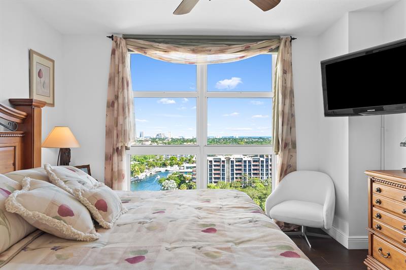 Image 24 of 50 For 347 New River Dr E  1603