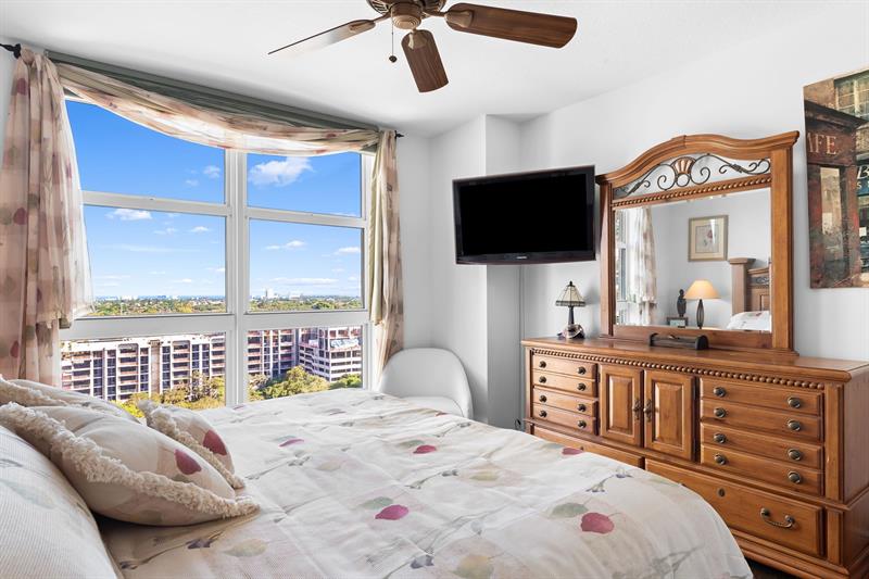 Image 25 of 50 For 347 New River Dr E  1603