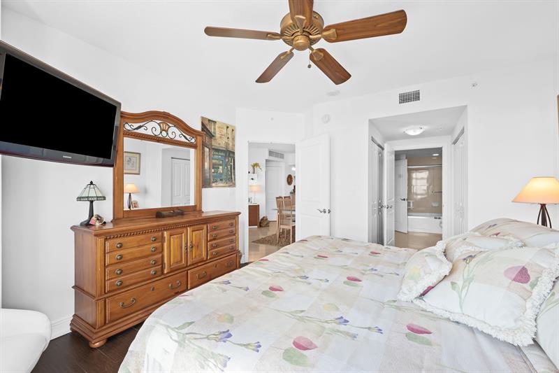 Image 26 of 50 For 347 New River Dr E  1603