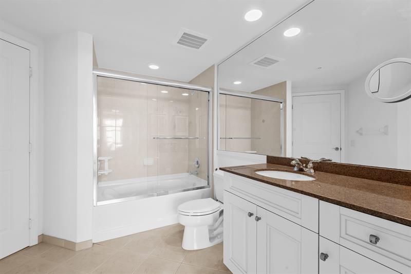 Image 27 of 50 For 347 New River Dr E  1603