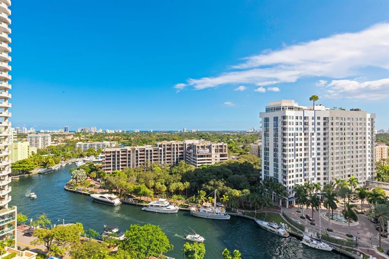 Image 4 of 50 For 347 New River Dr E  1603