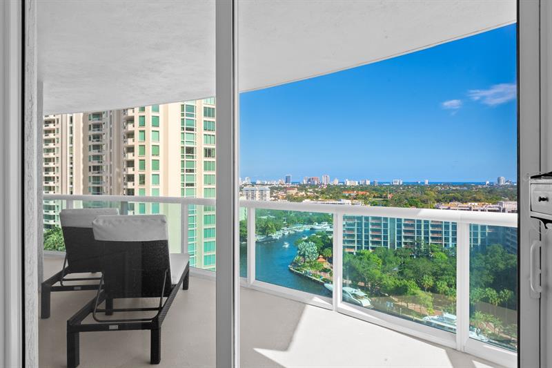 Image 8 of 50 For 347 New River Dr E  1603