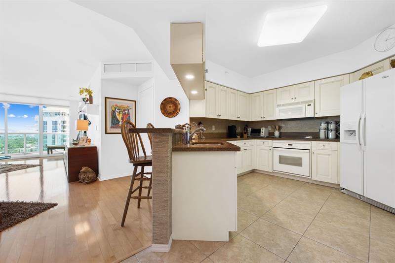 Image 9 of 50 For 347 New River Dr E  1603