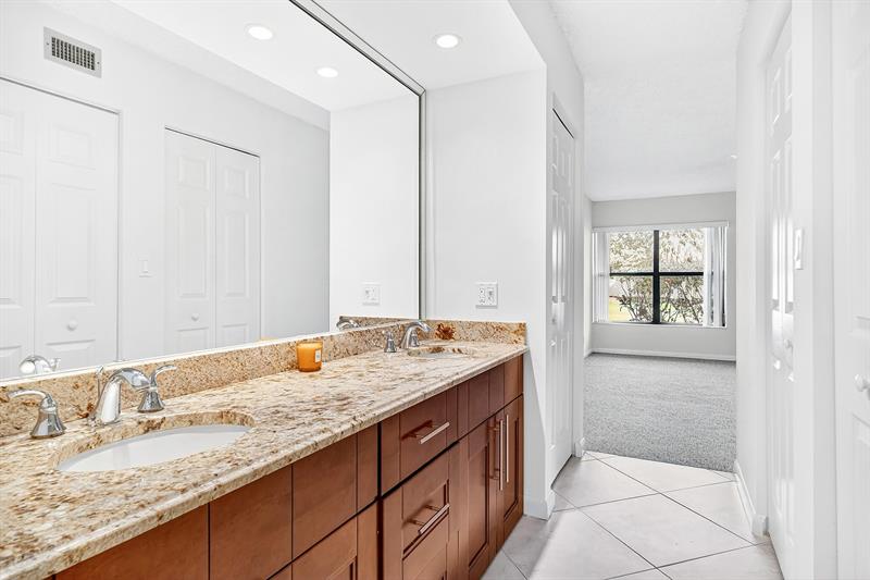 Image 18 of 47 For 5021 Oak Hill Lane  115