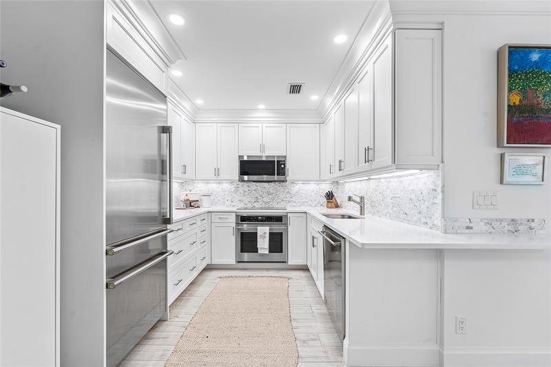 Image 11 of 42 For 301 Venetian Drive 16