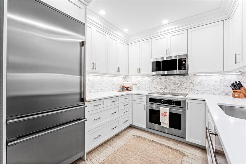 Image 12 of 42 For 301 Venetian Drive 16