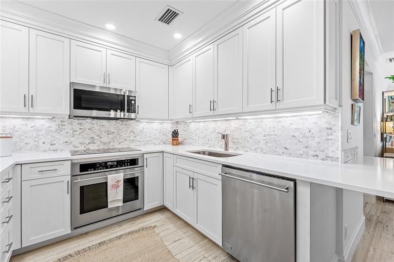 Image 13 of 42 For 301 Venetian Drive 16