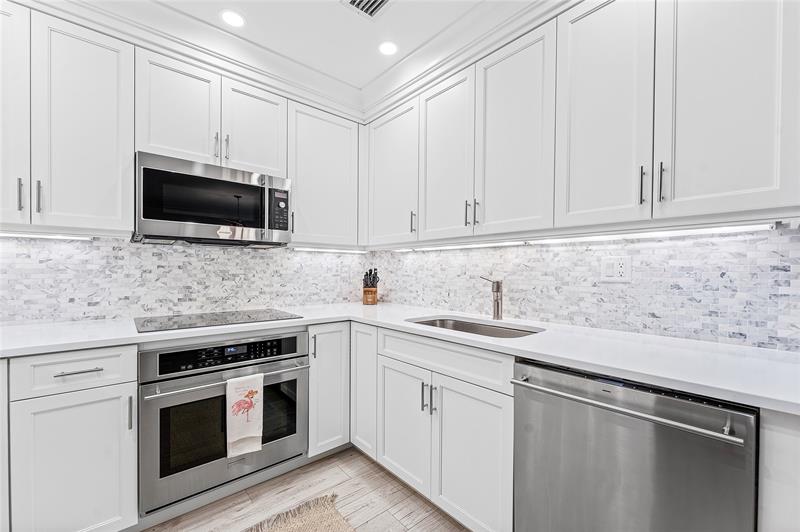 Image 15 of 42 For 301 Venetian Drive 16