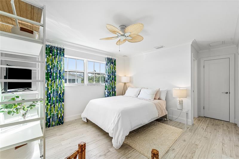 Image 20 of 42 For 301 Venetian Drive 16