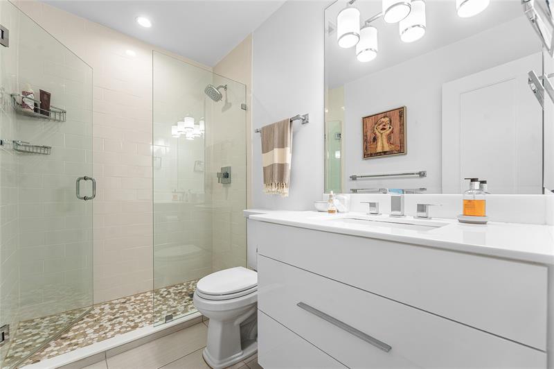 Image 21 of 42 For 301 Venetian Drive 16