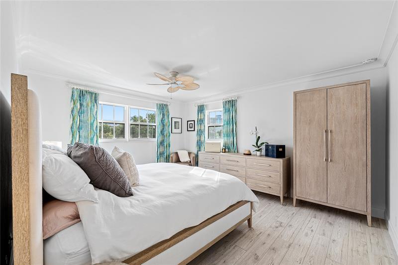 Image 22 of 42 For 301 Venetian Drive 16