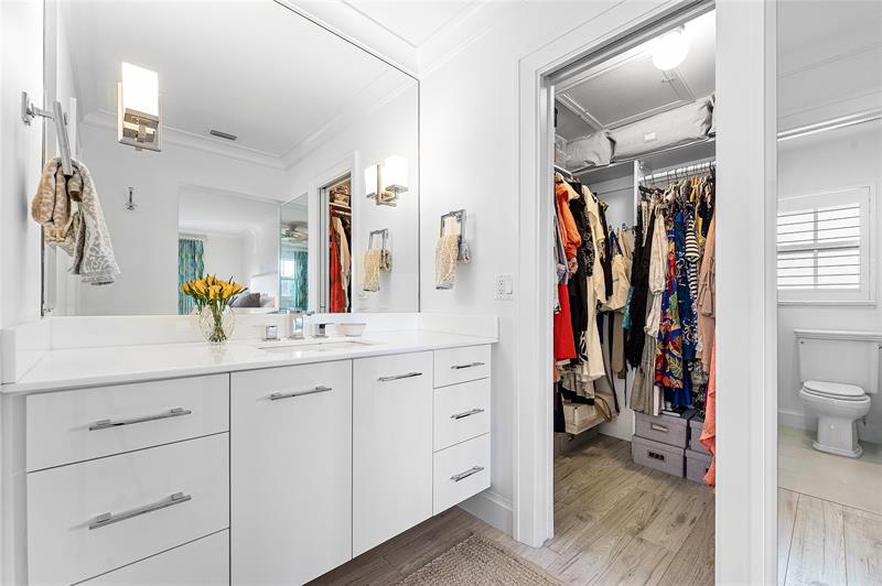 Image 25 of 42 For 301 Venetian Drive 16