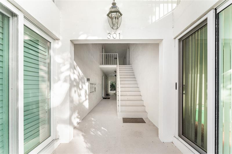 Image 32 of 42 For 301 Venetian Drive 16