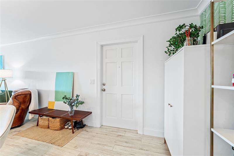 Image 6 of 42 For 301 Venetian Drive 16