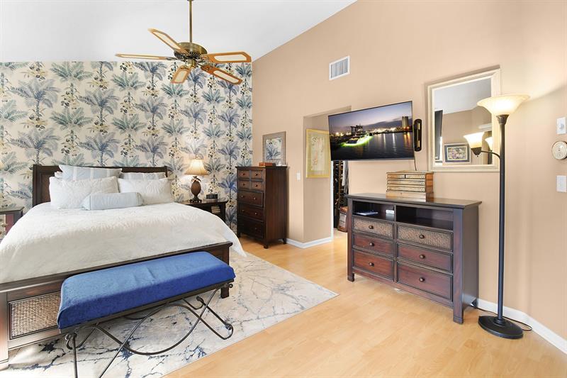 Image 26 of 64 For 6040 Martinique Dr  201