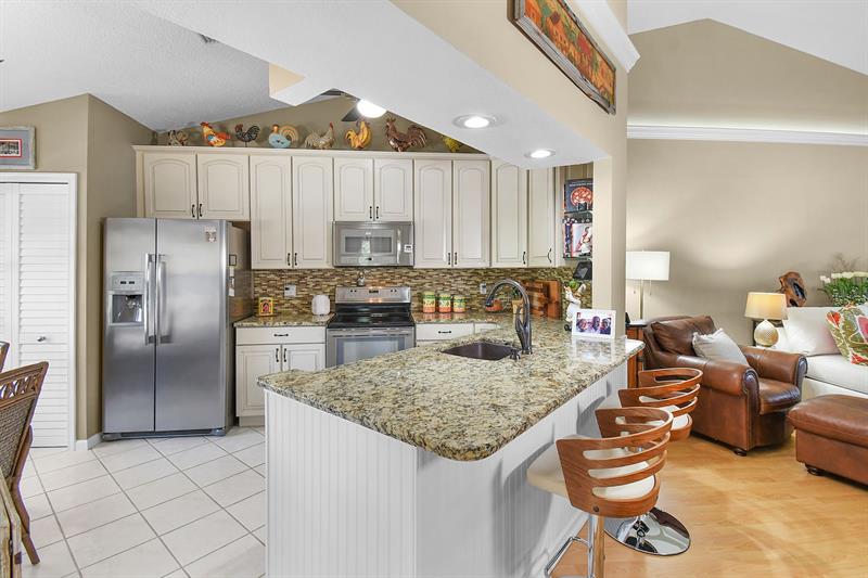 Image 5 of 64 For 6040 Martinique Dr  201