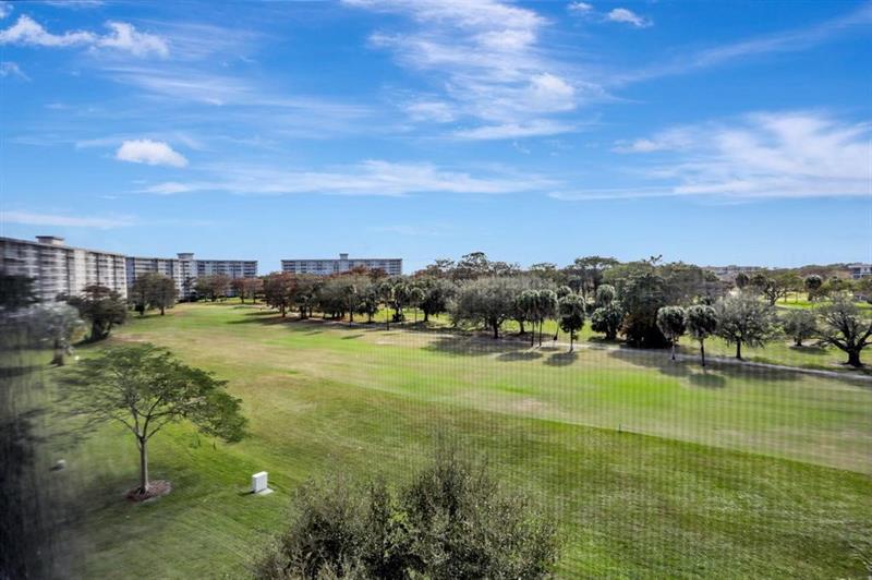 Image 4 of 7 For 565 Oaks Ln  103