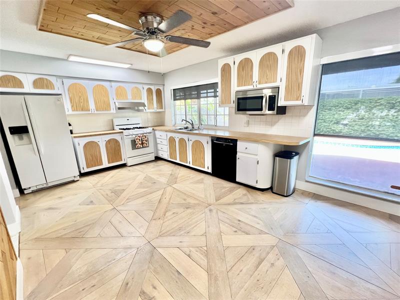 Image 7 of 38 For 10571 Sunset Strip