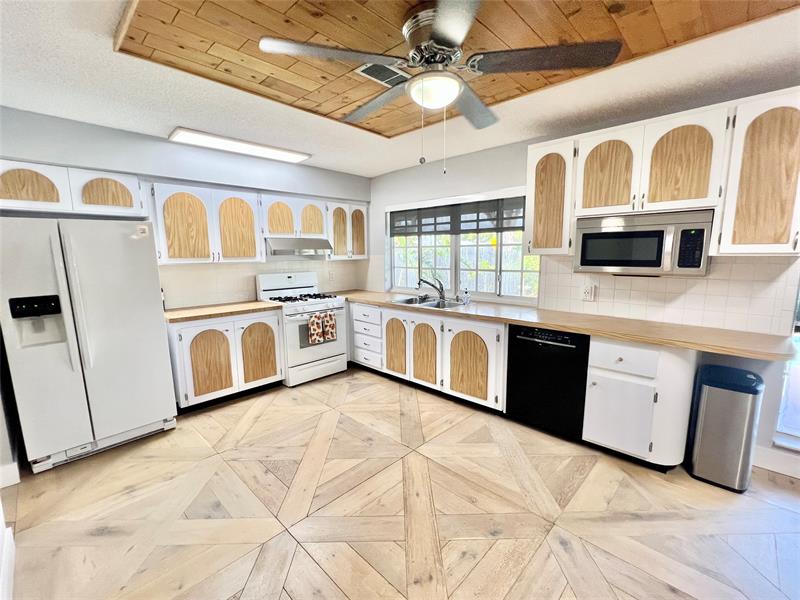 Image 8 of 38 For 10571 Sunset Strip