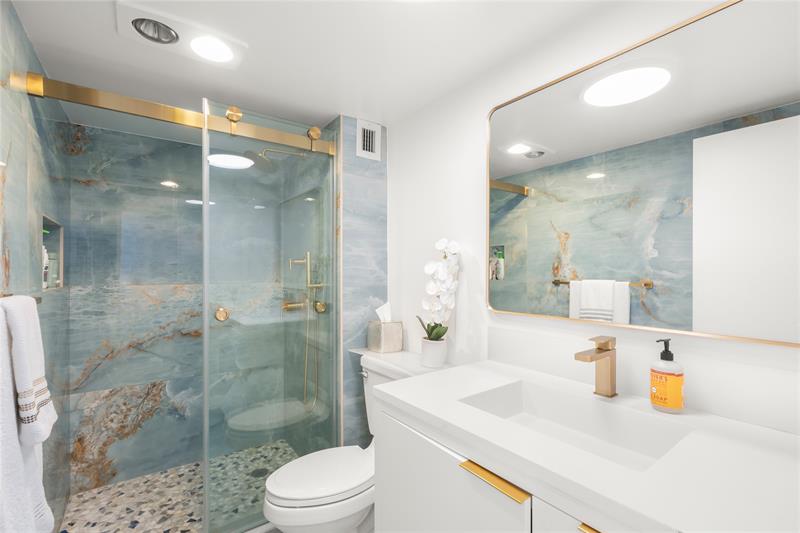 Image 17 of 27 For 2000 Ocean Blvd  5d