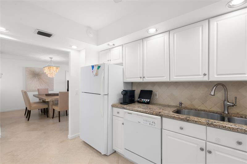 Image 7 of 27 For 2000 Ocean Blvd  5d