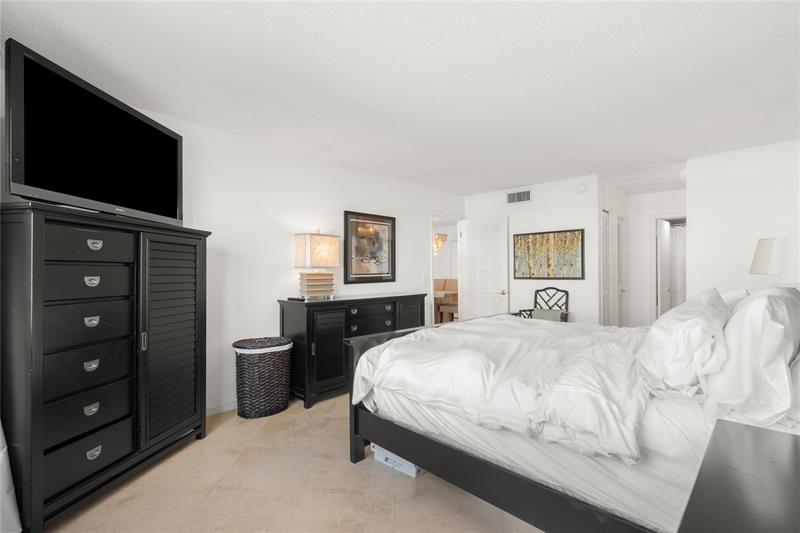 Image 9 of 27 For 2000 Ocean Blvd  5d