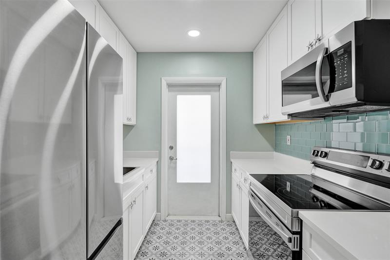 Image 21 of 61 For 931 9th Ave  13