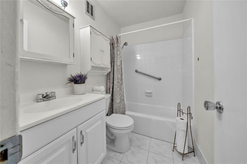 Image 15 of 35 For 2400 Ocean Dr  108