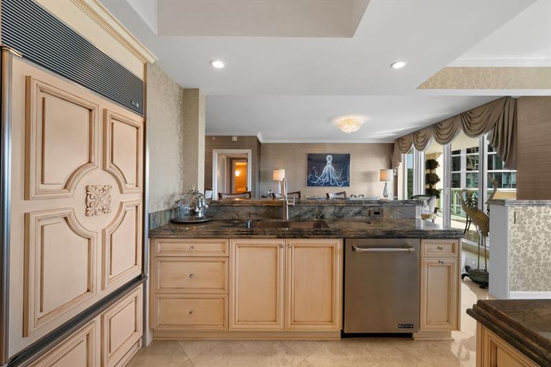 Image 15 of 49 For 411 New River Dr E  1402