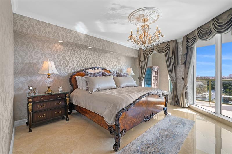 Image 20 of 49 For 411 New River Dr E  1402