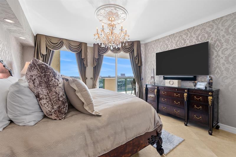 Image 21 of 49 For 411 New River Dr E  1402