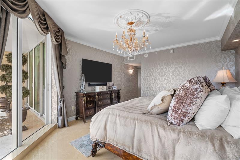 Image 22 of 49 For 411 New River Dr E  1402