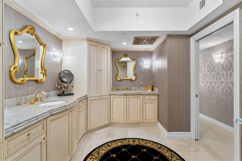 Image 23 of 49 For 411 New River Dr E  1402