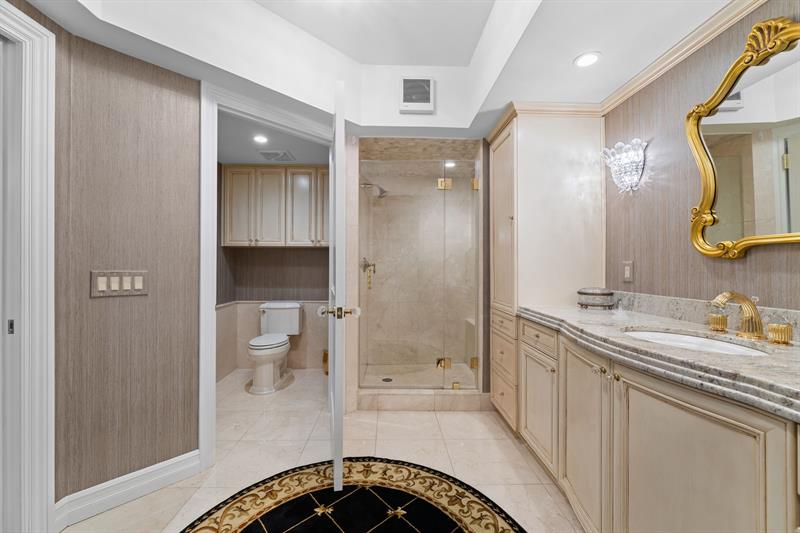 Image 25 of 49 For 411 New River Dr E  1402